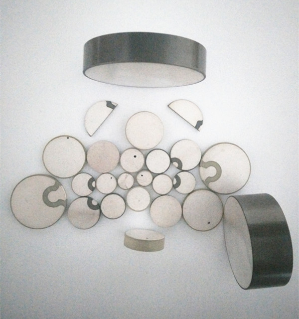 Forma di disco in elementi piezoelettrici in ceramica