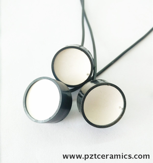 Transduttore ad ultrasuoni per dispositivo medico a colpa ad ultrasuoni