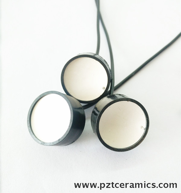 Transduttore ad ultrasuoni per dispositivo medico a colpa ad ultrasuoni