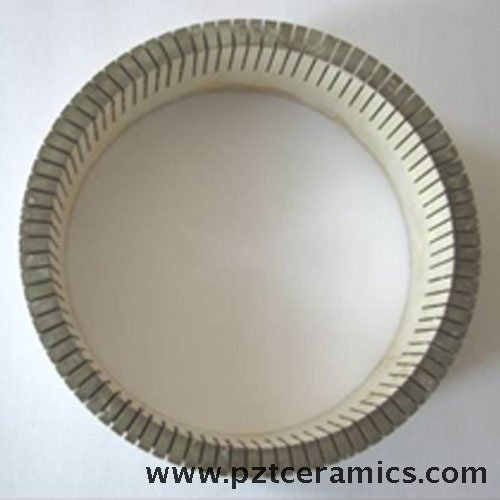 Materiale composito piezoelettrico