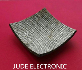 Materiale composito piezoelettrico curvo
