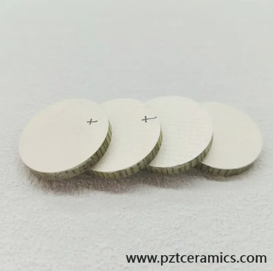 Materiale composito piezoelettrico